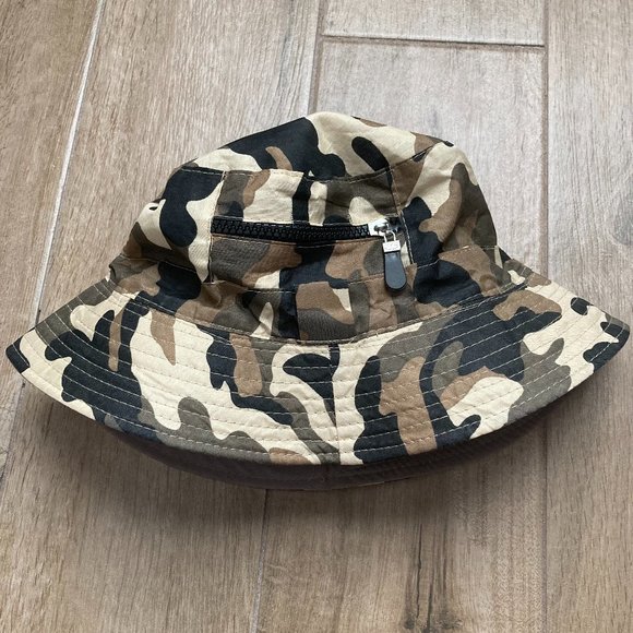 Reversible Camouflage/Greyish Tan Hat with Zip Pocket - Picture 1 of 4